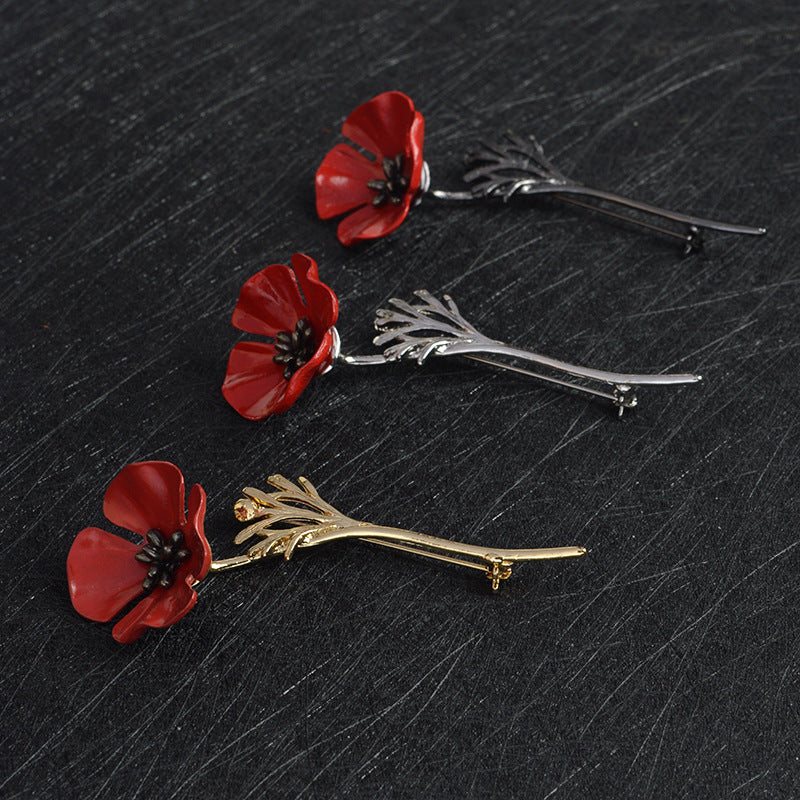 Rote Blumenbrosche