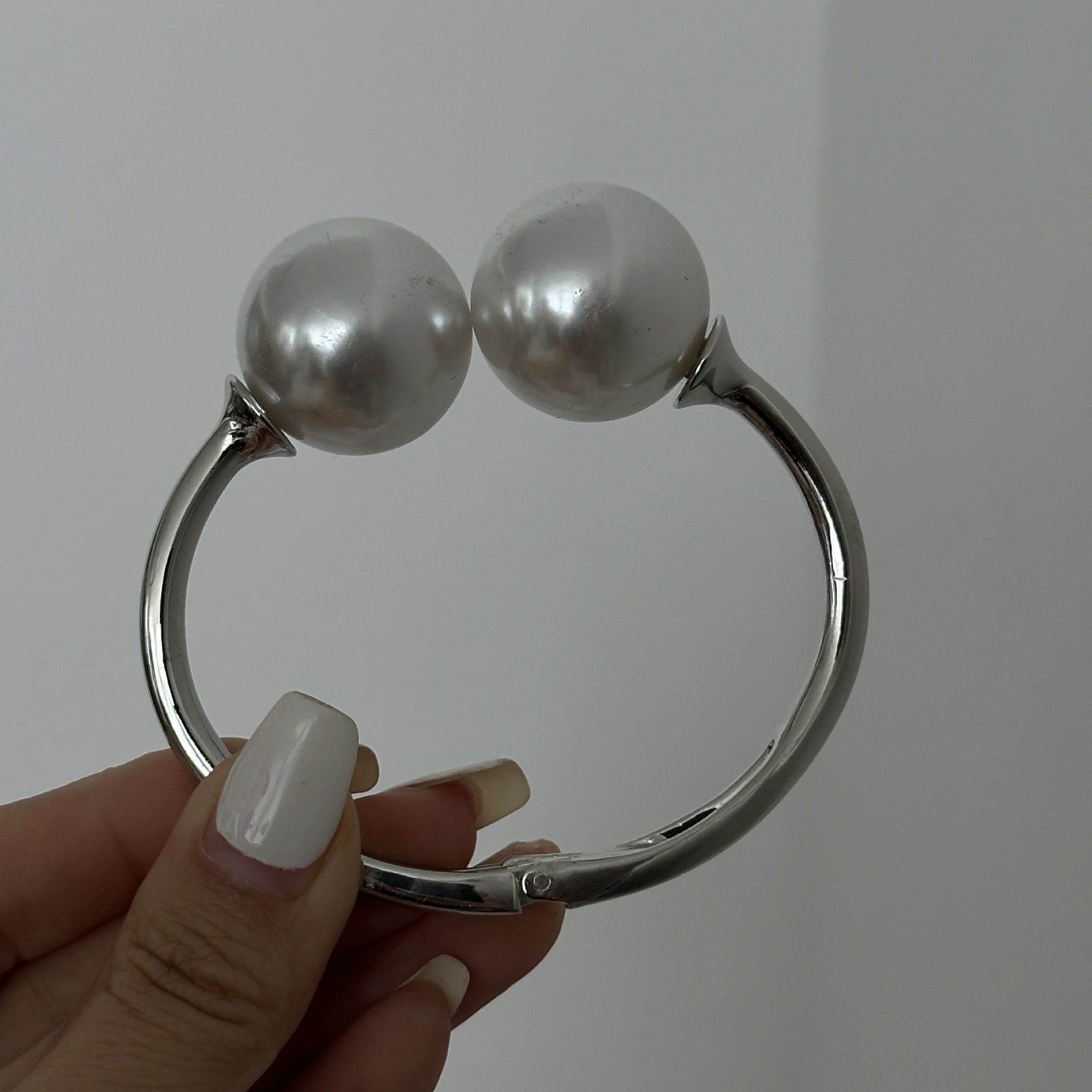 Textured Glossy Water Drop Hug Bracelet