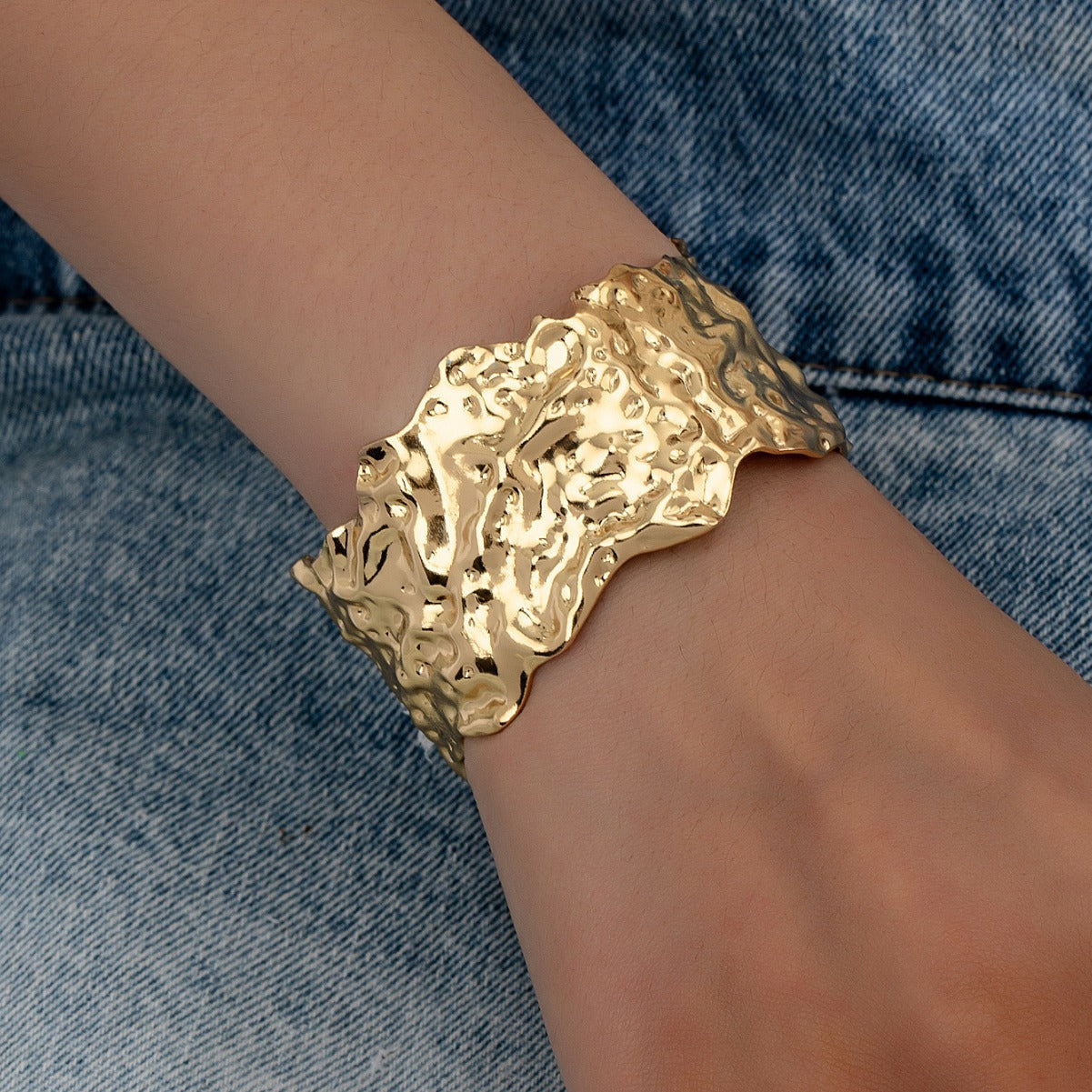 WT-B667 Pulsera Abierta de Latón Bañado en Oro de 18K con Líneas Irregulares Únicas