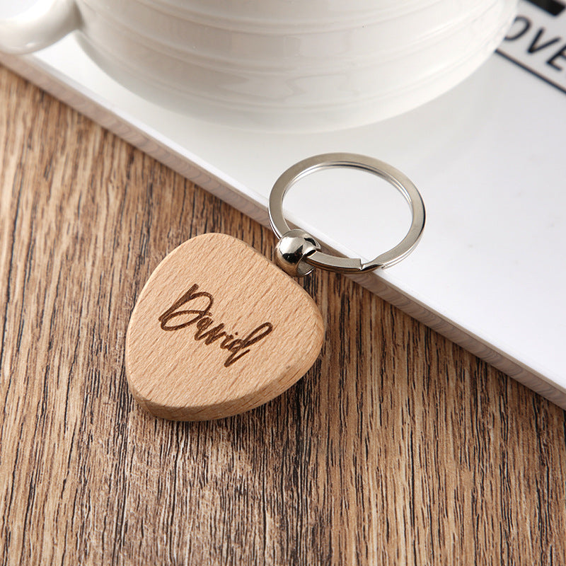 Llavero con colgante de letras de madera grabadas con nombre