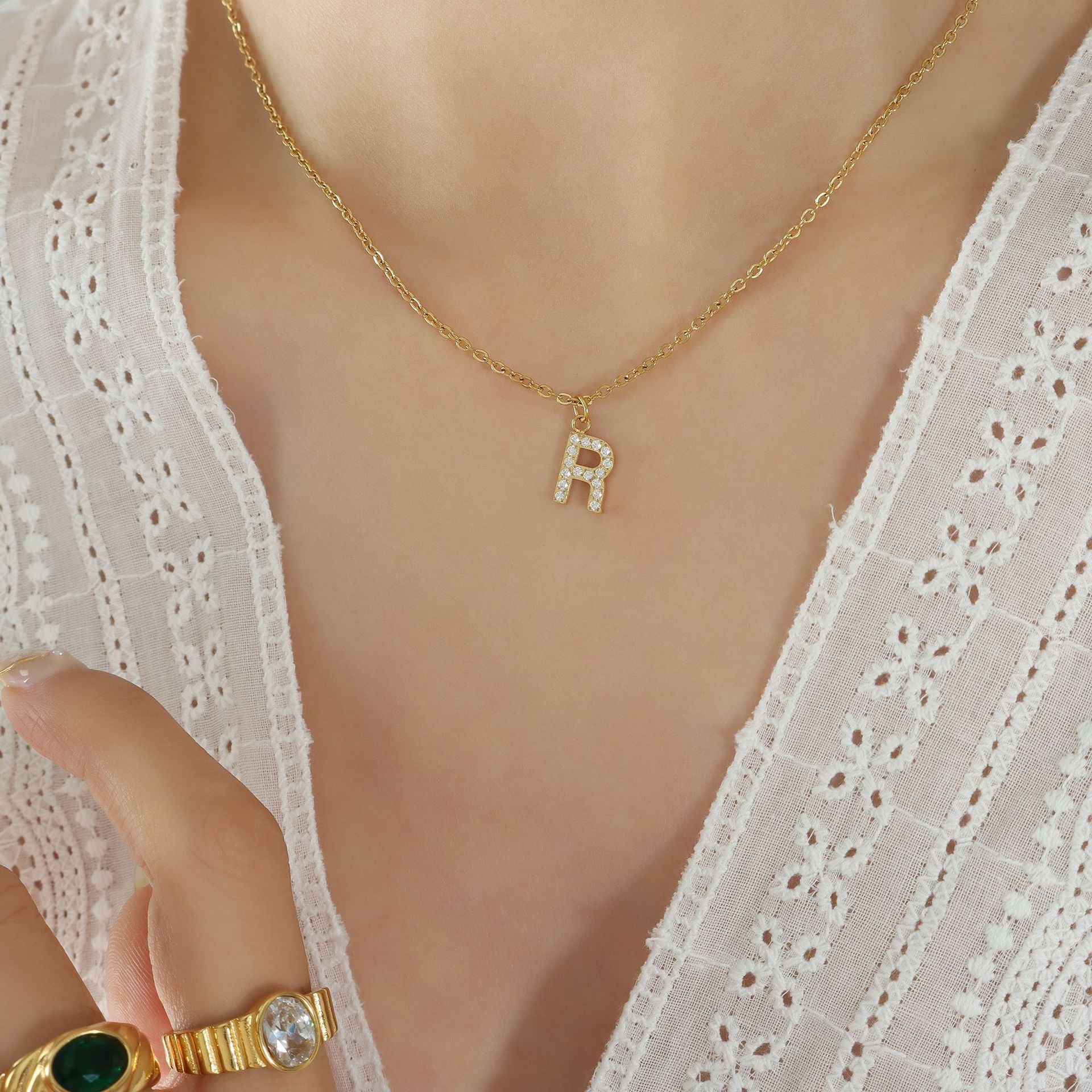 Kleiner duftender Stil Modetrend Niedliches Temperament 26 persönliche Buchstaben Zirkonia Halskette Titanschmuck