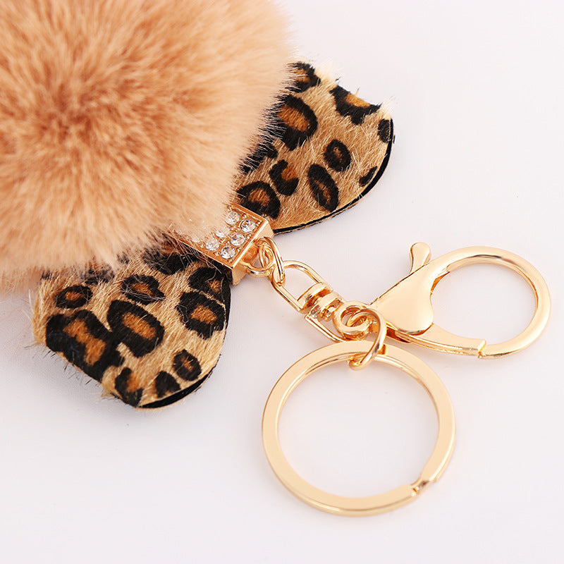 Llavero Colgante para Mochila con Bola de Pelo y Lazo de Leopardo