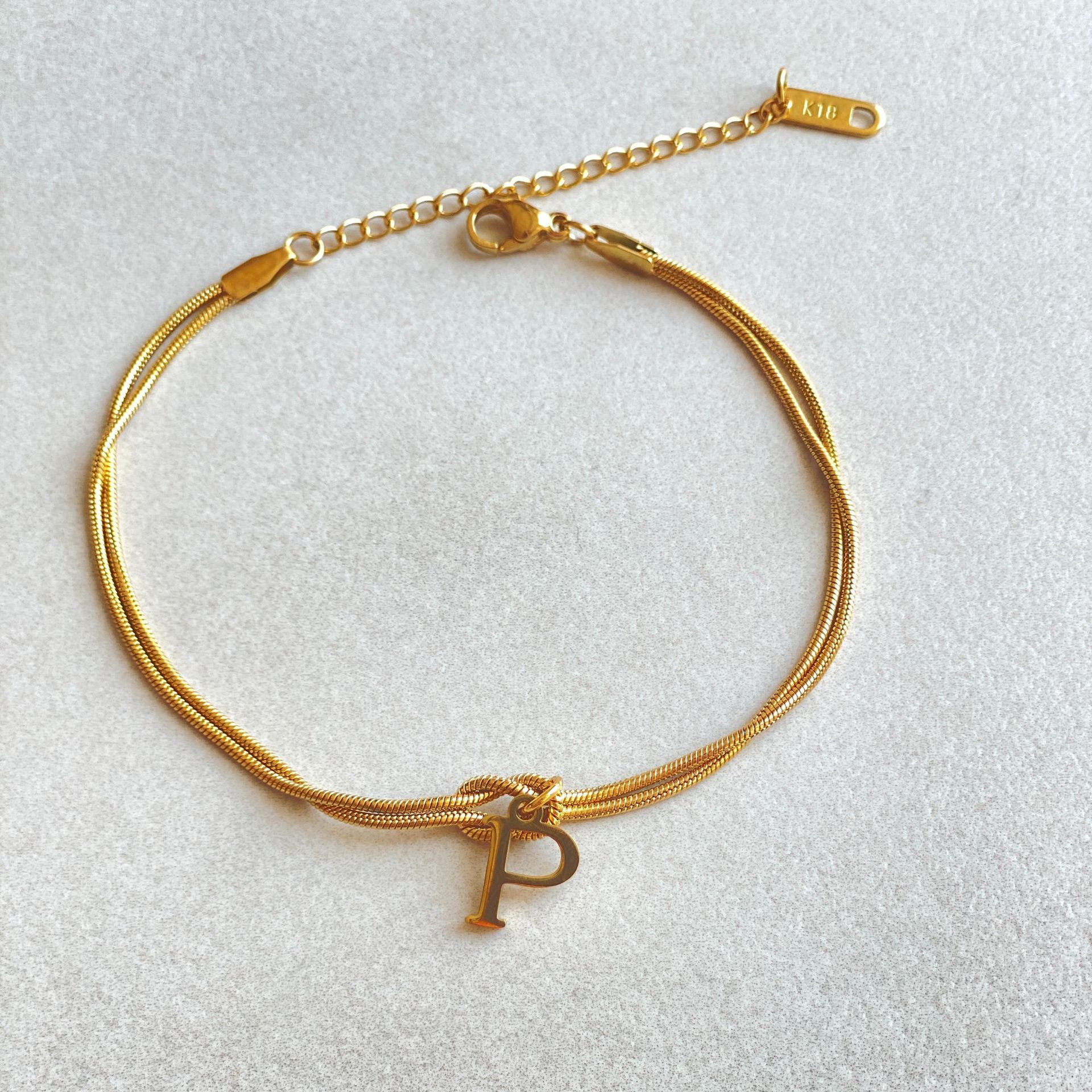Nuevas pulseras con nudo de amor de la A a la Z para mujer, pulseras con dije de cadena de serpiente delicada de color dorado para parejas, joyería de acero inoxidable, regalo para el Día de San Valentín
