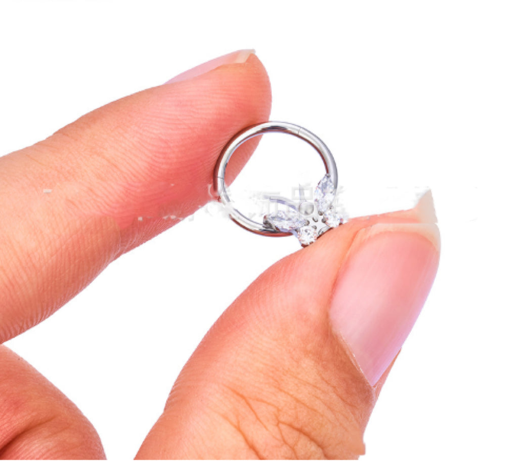 Pendiente de nariz con anillo cerrado con incrustaciones de mariposa de circonita de moda, pendientes de tuerca, aleación de titanio, accesorios para perforaciones corporales.