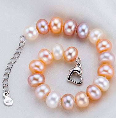 Armband aus Perlen in verschiedenen Farben