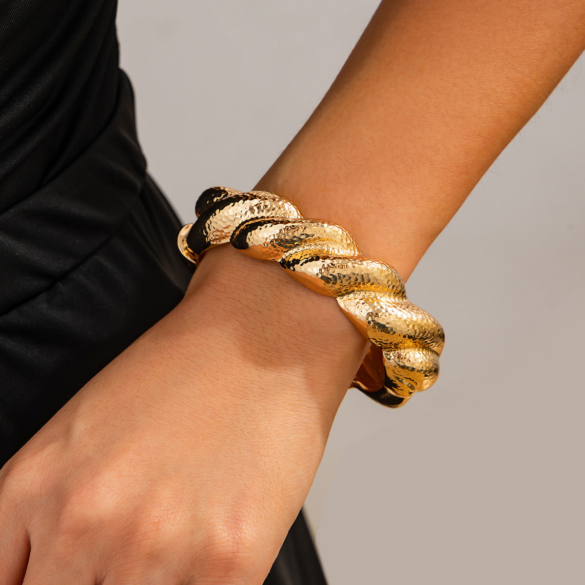Pulsera plisada de metal con diseño de anillo de línea trenzada exagerada