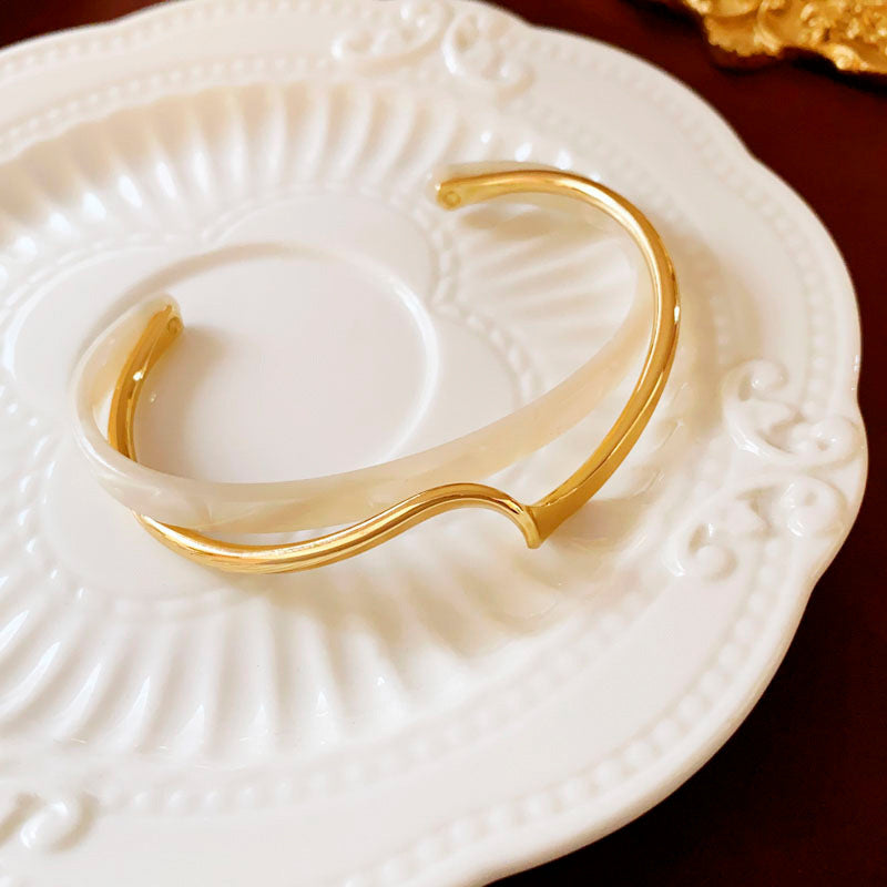 Pulsera de placa de marisco blanco metálico para mujer, apertura ajustable, diseño de 2 capas, joyería de moda femenina de lujo ligero, regalos