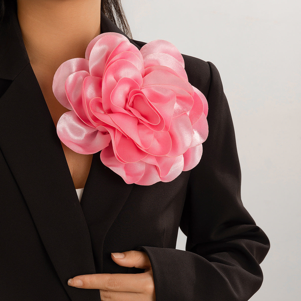 Broche de flor grande exagerado de tela