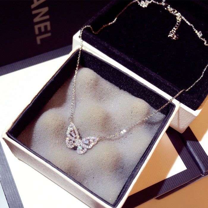 Collar con colgante de mariposa