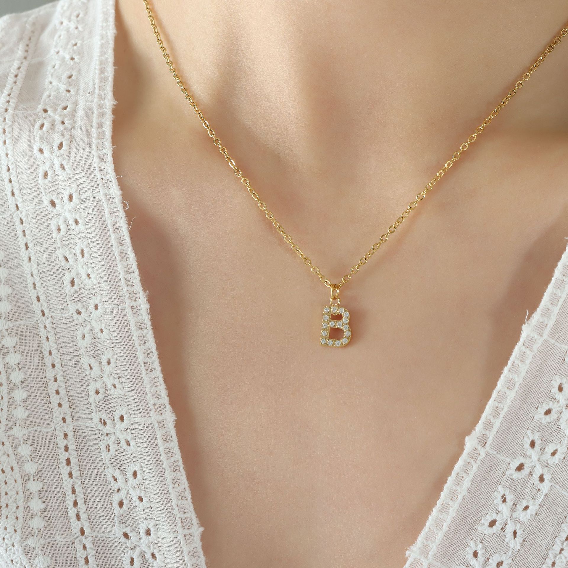 Kleiner duftender Stil Modetrend Niedliches Temperament 26 persönliche Buchstaben Zirkonia Halskette Titanschmuck