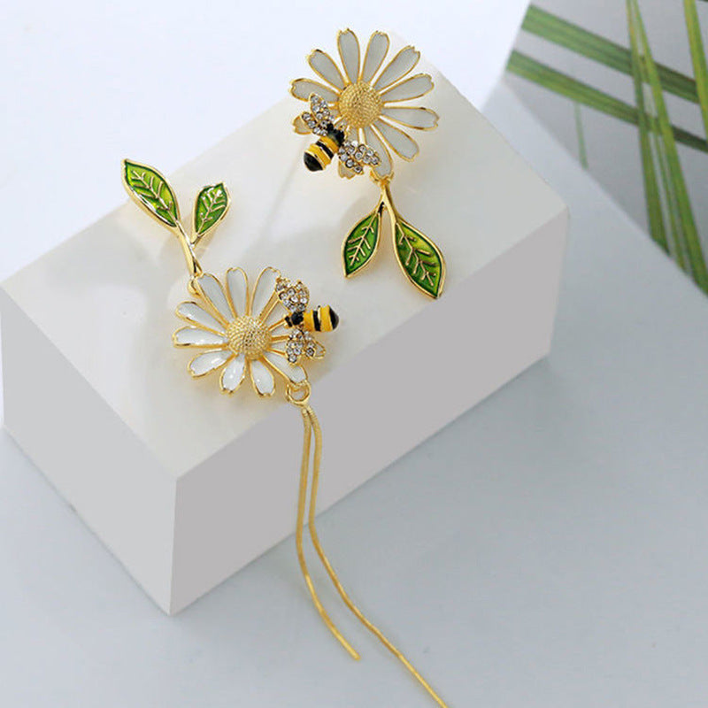 Aretes largos asimétricos con borlas y diseño de abeja floral pintada al óleo en forma de hoja