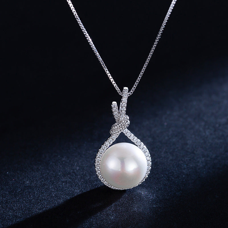 Elegante Halskette mit Anhänger aus natürlichen Muschelperlen und weißen Perlen