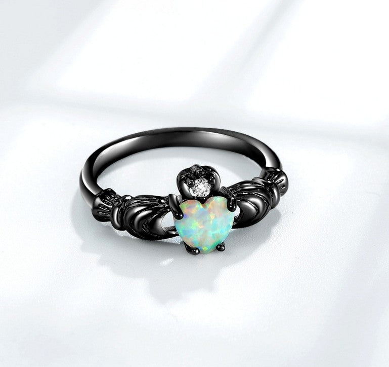 Herz-Opal-Kronen-Pistolen-Schwarzring
