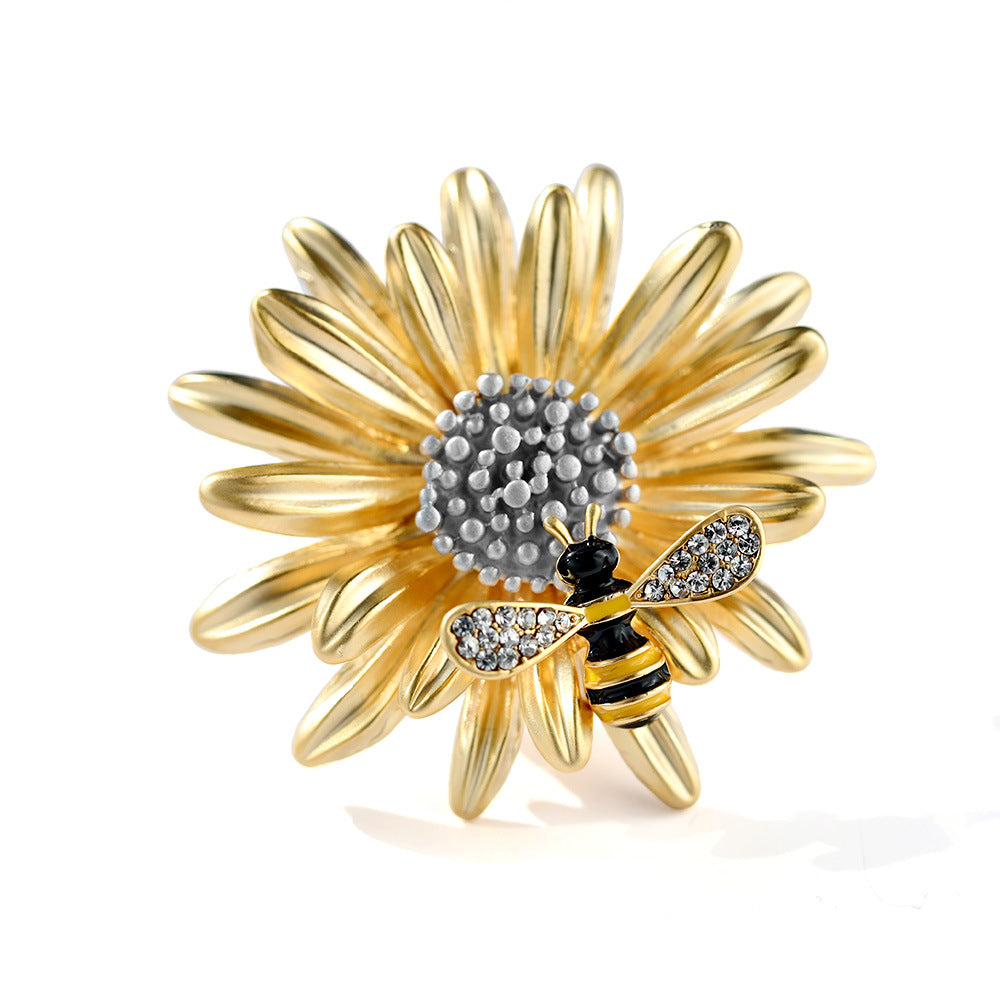 Bee daisy brooch