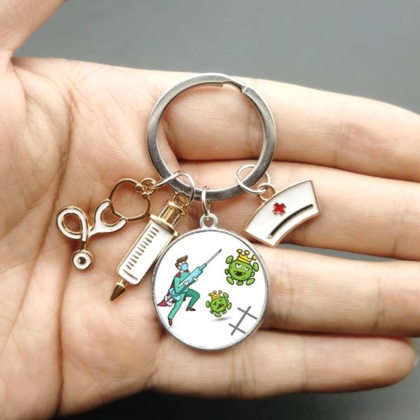 Llavero de jeringa y estetoscopio para personal médico
