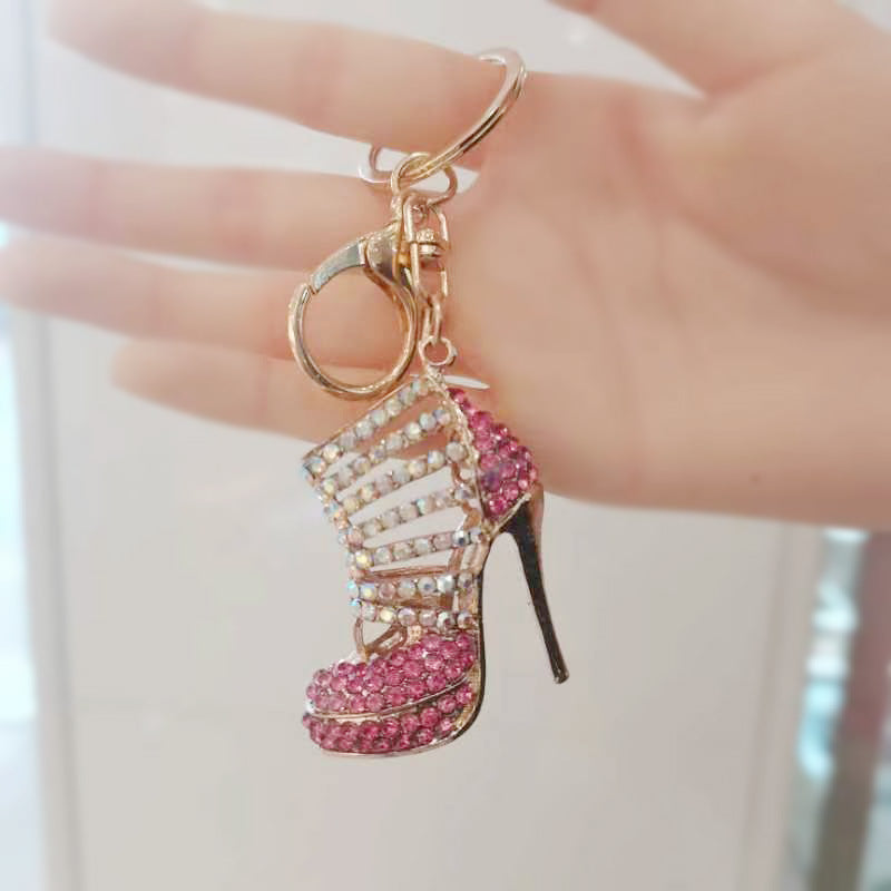 Llavero de mochila de aleación con modelado de tacones altos huecos con incrustaciones de diamantes
