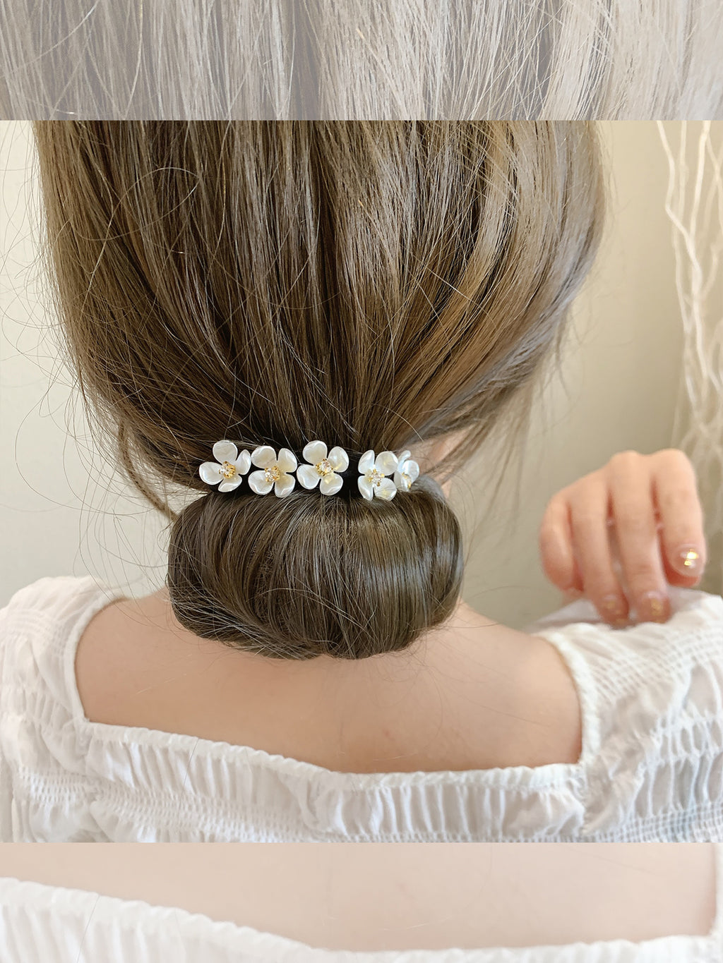Netter roter Haarkamm mit Perlen und Diamanten, geflochtene Frisur, Haarnadel