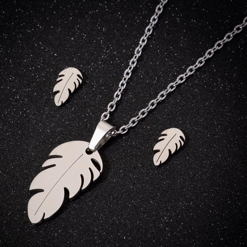 Halskette und Ohrringe dreiteiliger Schmuck