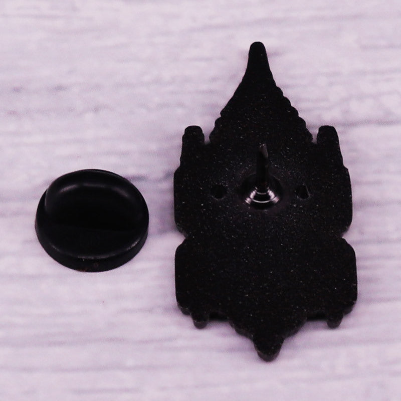 Broche de iglesia gótica, emblema de edificio místico