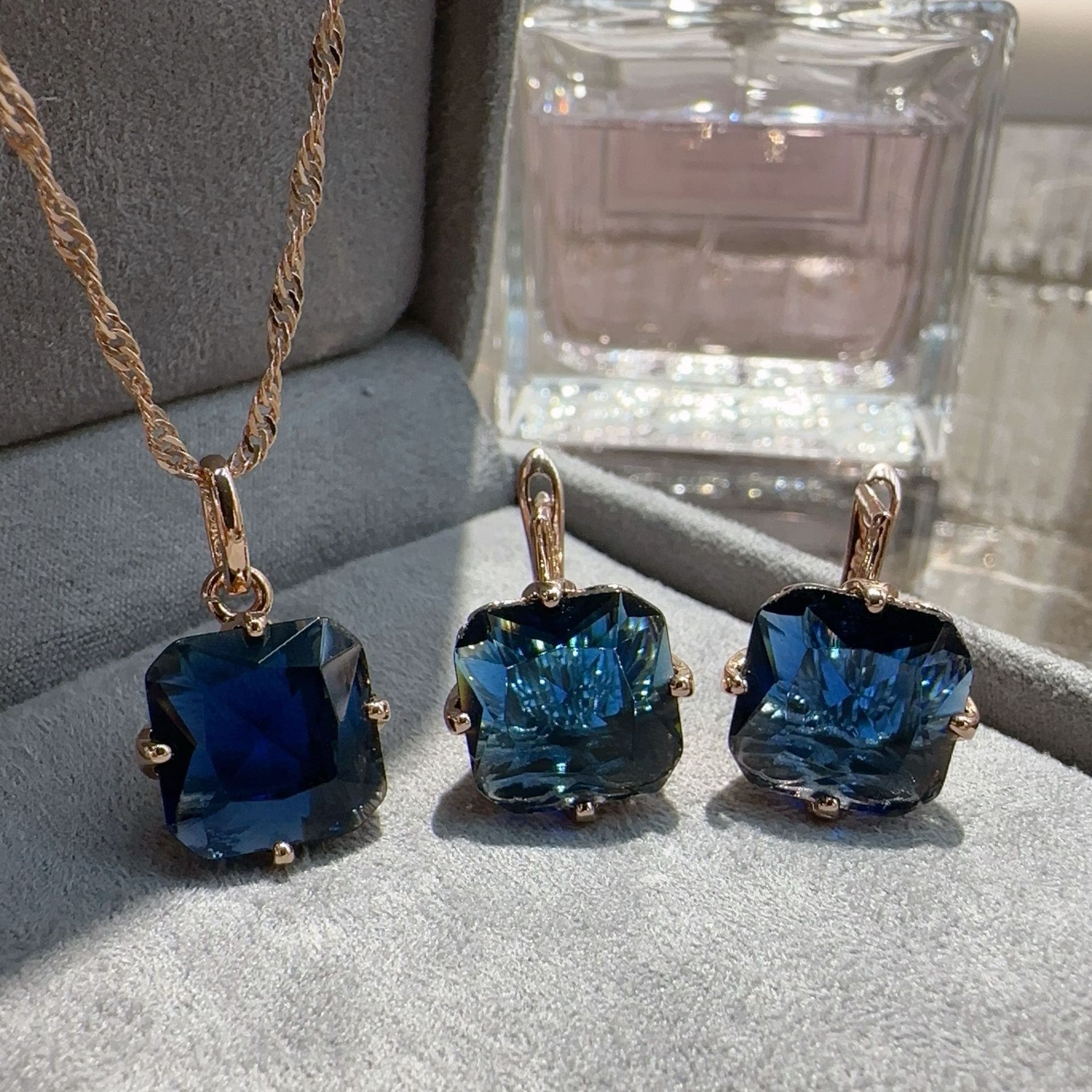 Verzierte Saphir-Ohrringe und Halskette-Set
