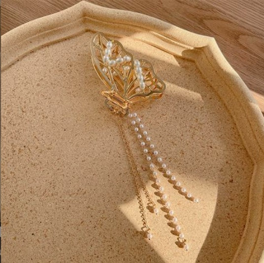 Horquilla de metal con borla de cristal y gran sentido de la calidad