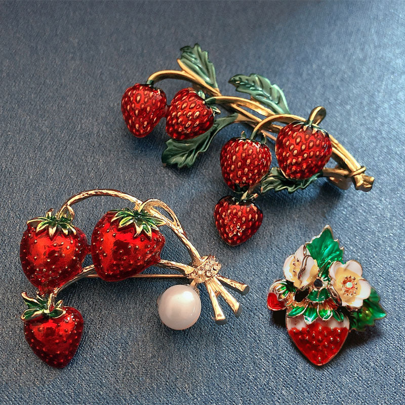 Süße und liebliche Blumen-Erdbeer-Brosche für Damen