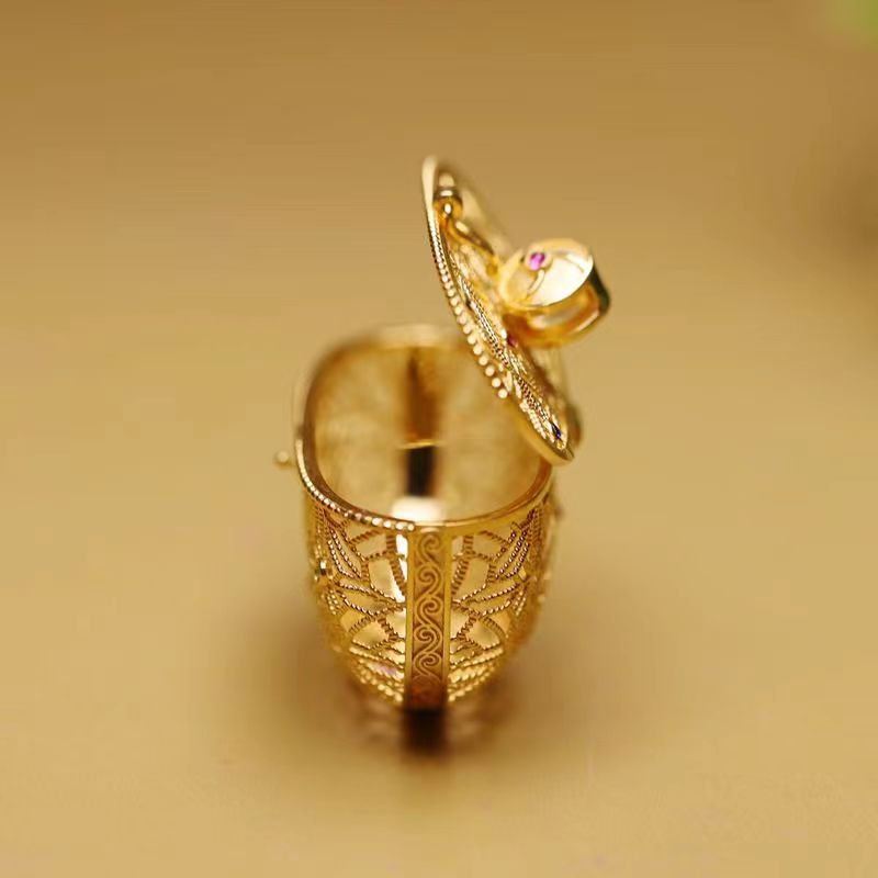 Neuartiges und exquisites Design, ausgehöhlter, eingelegter Schatzkästchen-Anhänger, antiker Seidengold-Anhänger, Gewürzfrauen