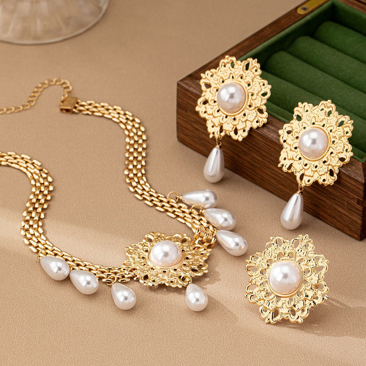 Französische Retro Aushöhlen Blume Perle Quaste Halskette Ohrstecker Ring