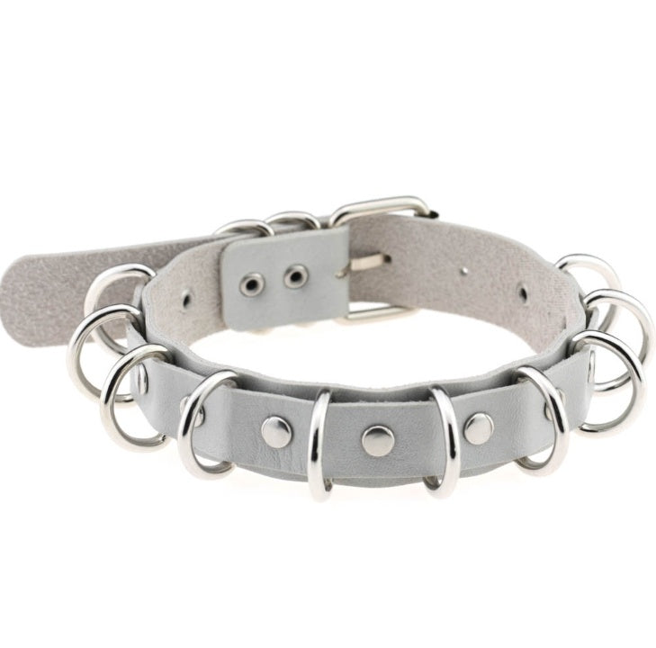 Collar doble de cuero estilo punk exagerado con múltiples aros metálicos