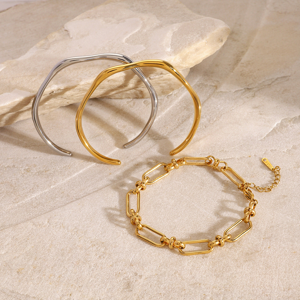 Pulsera clásica lisa de oro de 18 quilates