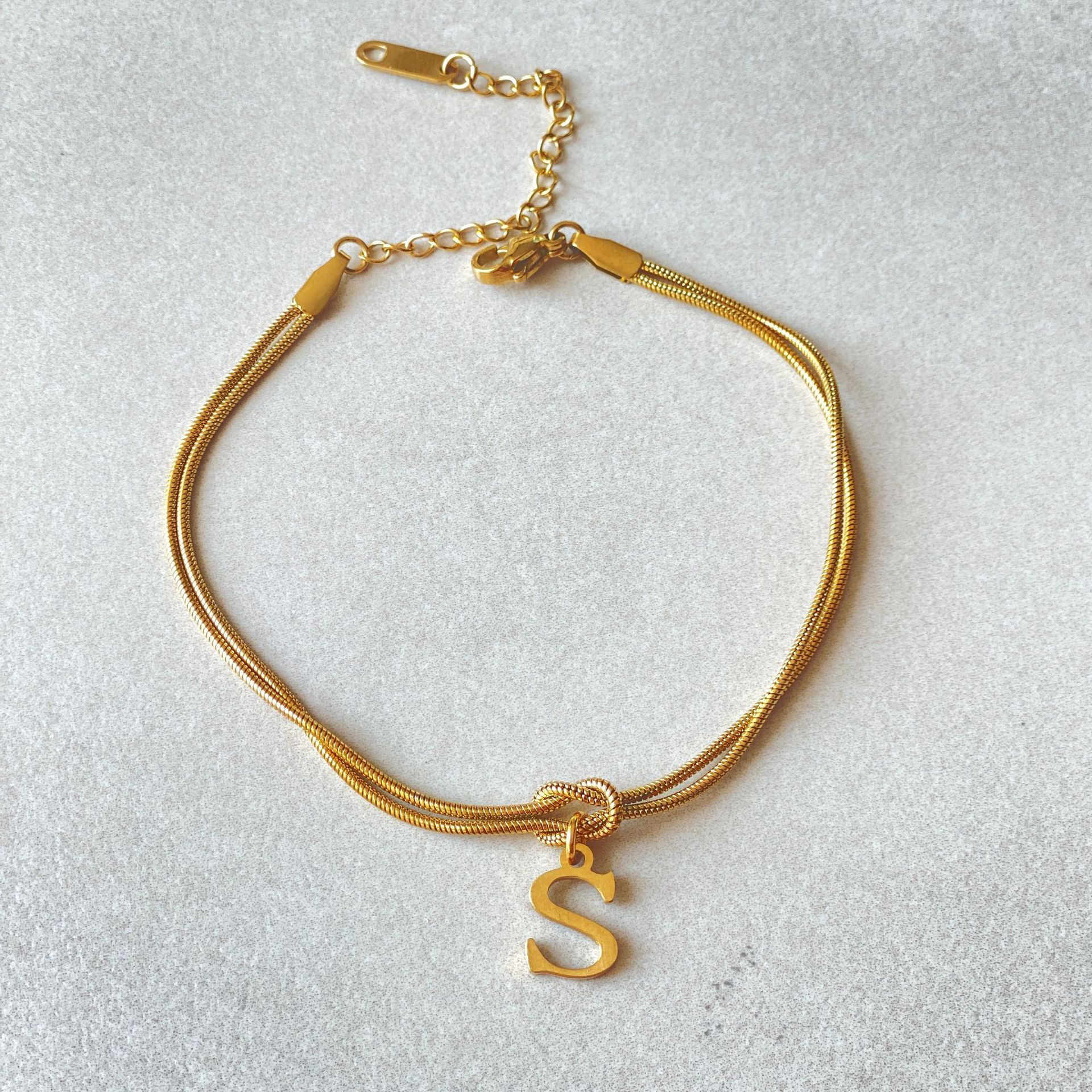Nuevas pulseras con nudo de amor de la A a la Z para mujer, pulseras con dije de cadena de serpiente delicada de color dorado para parejas, joyería de acero inoxidable, regalo para el Día de San Valentín