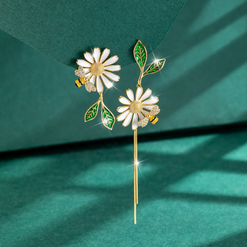 Aretes largos asimétricos con borlas y diseño de abeja floral pintada al óleo en forma de hoja
