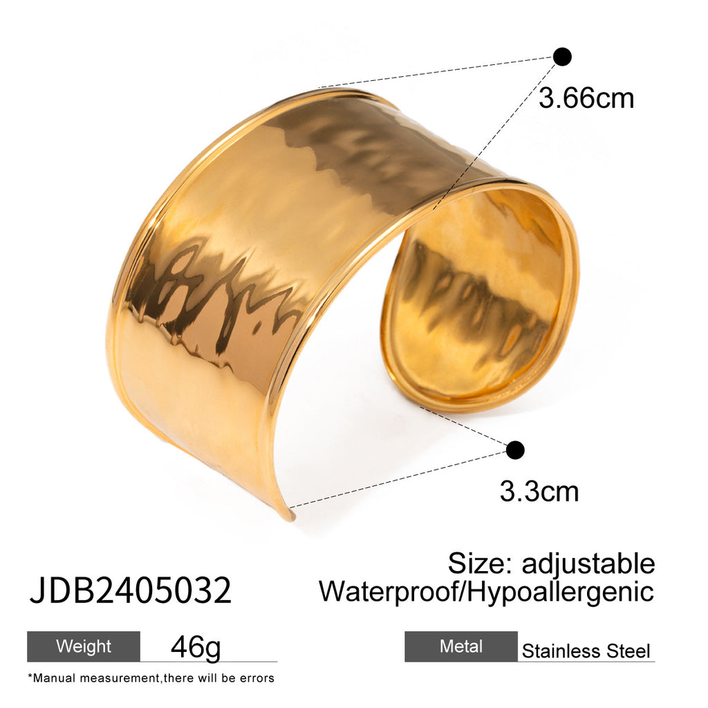 Übertriebenes und personalisiertes 18K Gold Breitoberflächen-Hammerschlagmuster offenes Armband