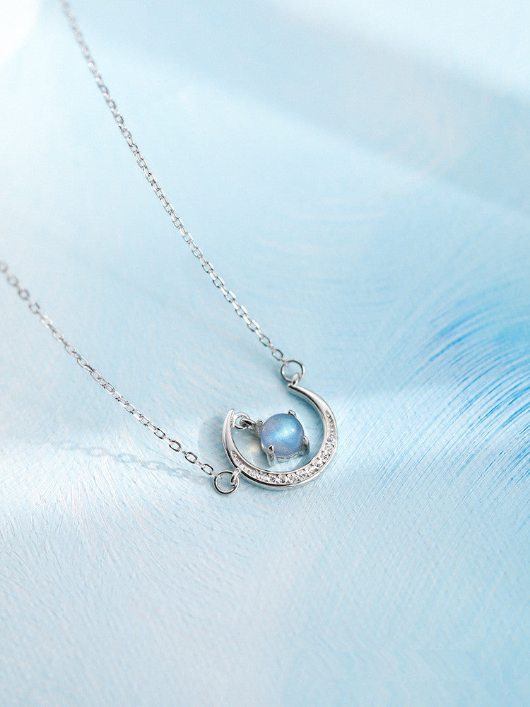 Collar con piedra lunar en forma de luna
