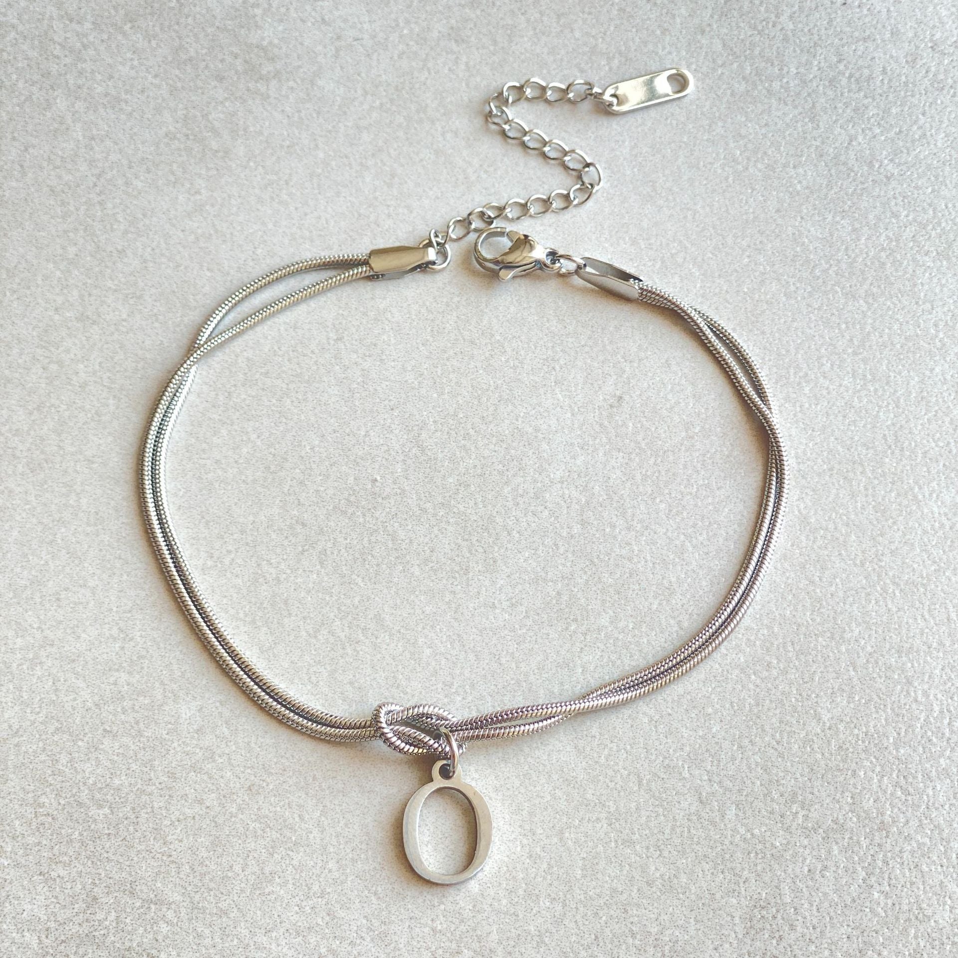 Nuevas pulseras con nudo de amor de la A a la Z para mujer, pulseras con dije de cadena de serpiente delicada de color dorado para parejas, joyería de acero inoxidable, regalo para el Día de San Valentín