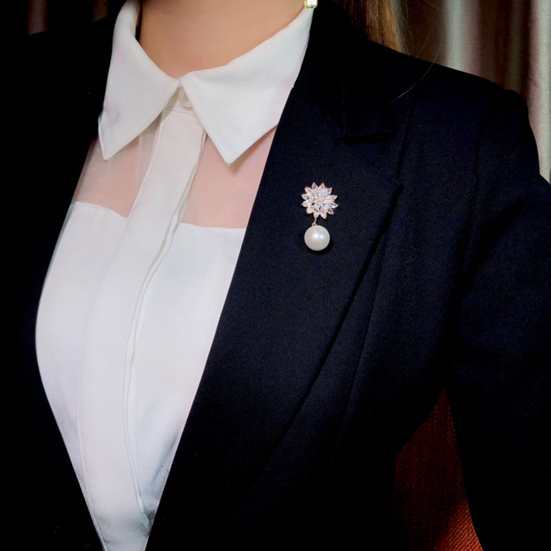 Broche de gama alta elegante y exquisito con diseño especial de corsage de perlas de loto de nieve de circonita chapado en oro de estilo clásico lindo