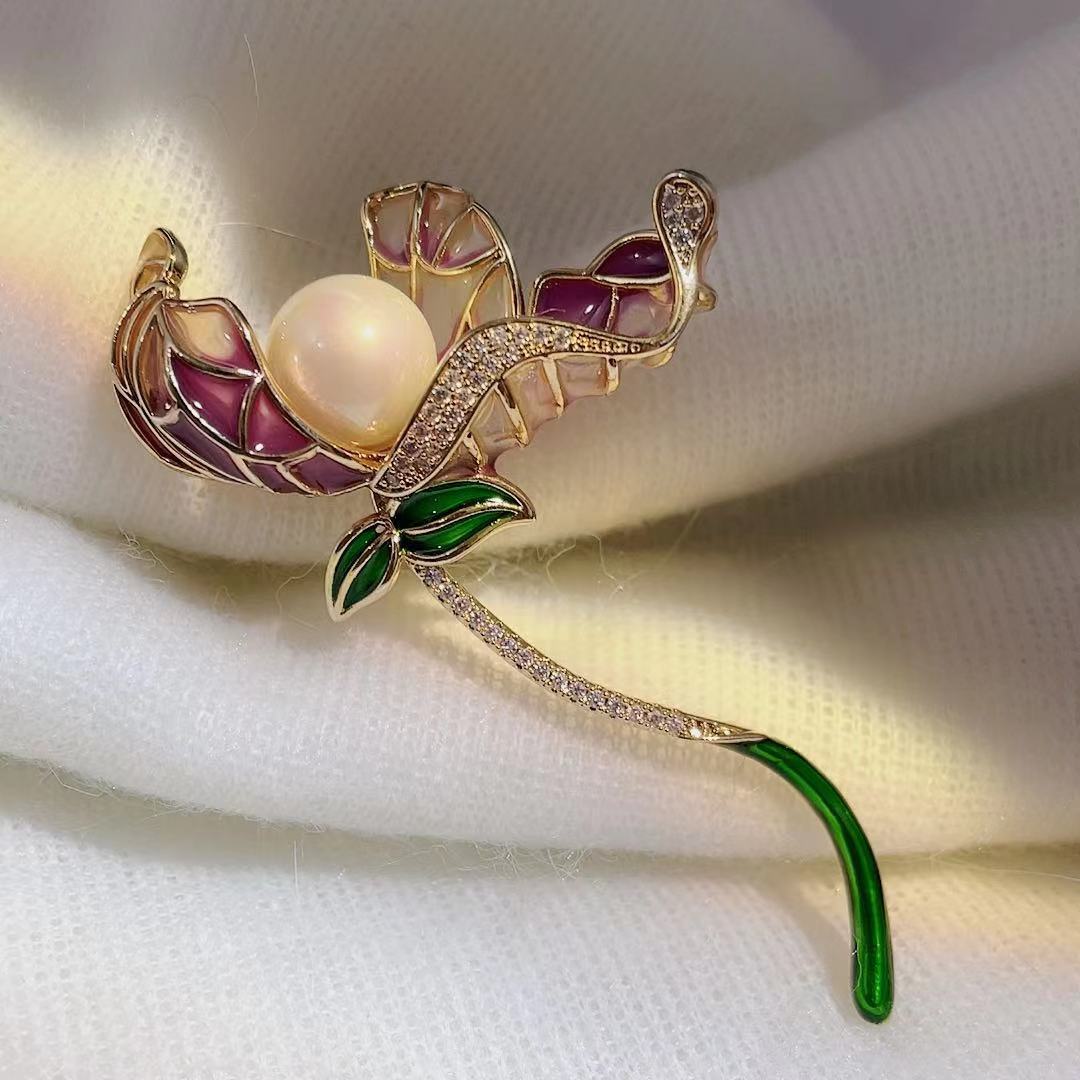 Broche de Esmalte Loto Perla Clásico