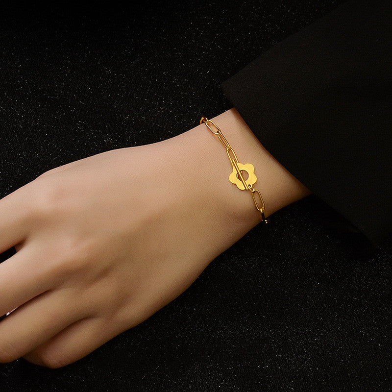 Pulsera versátil de acero de titanio chapado en oro de 18 quilates E124