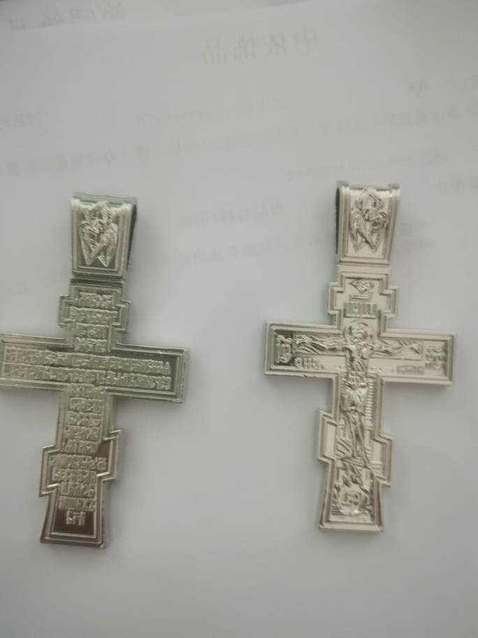 Colgante de aleación con letras grabadas en forma de cruz