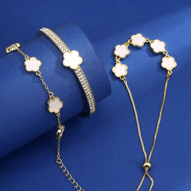 Glückliche Fünf-Blütenblatt-Blumen-Spitze-Armband Dreiteiliges Set für Damen