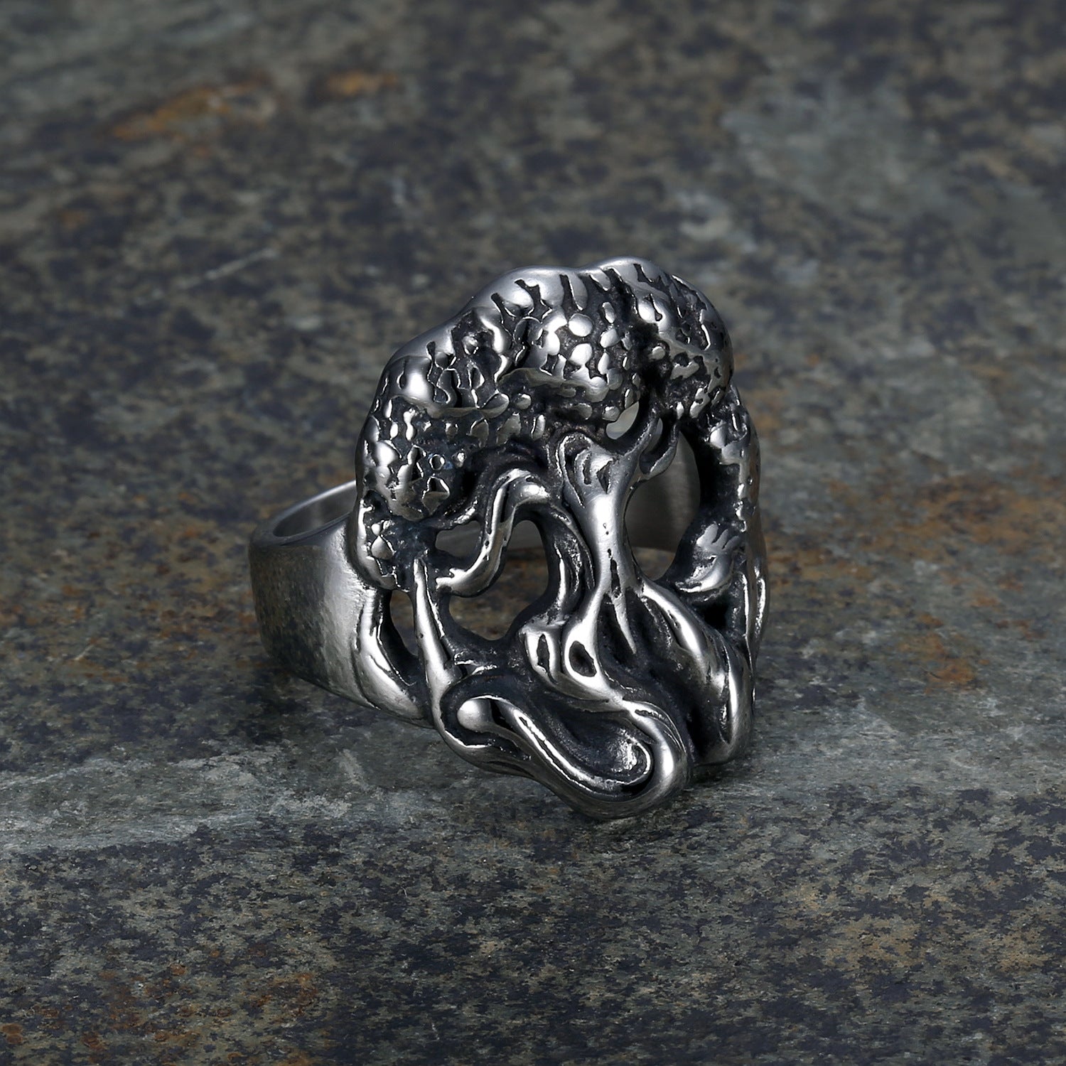 Anillo de titanio con tótem religioso en forma de árbol de la vida