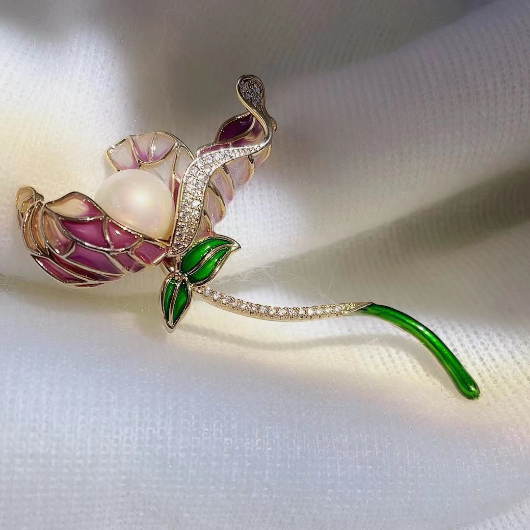Broche de Esmalte Loto Perla Clásico