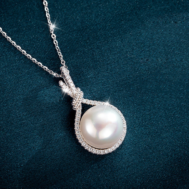 Elegante Halskette mit Anhänger aus natürlichen Muschelperlen und weißen Perlen