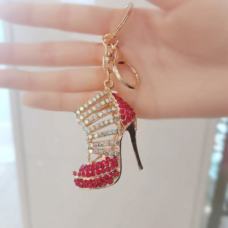 Llavero de mochila de aleación con modelado de tacones altos huecos con incrustaciones de diamantes