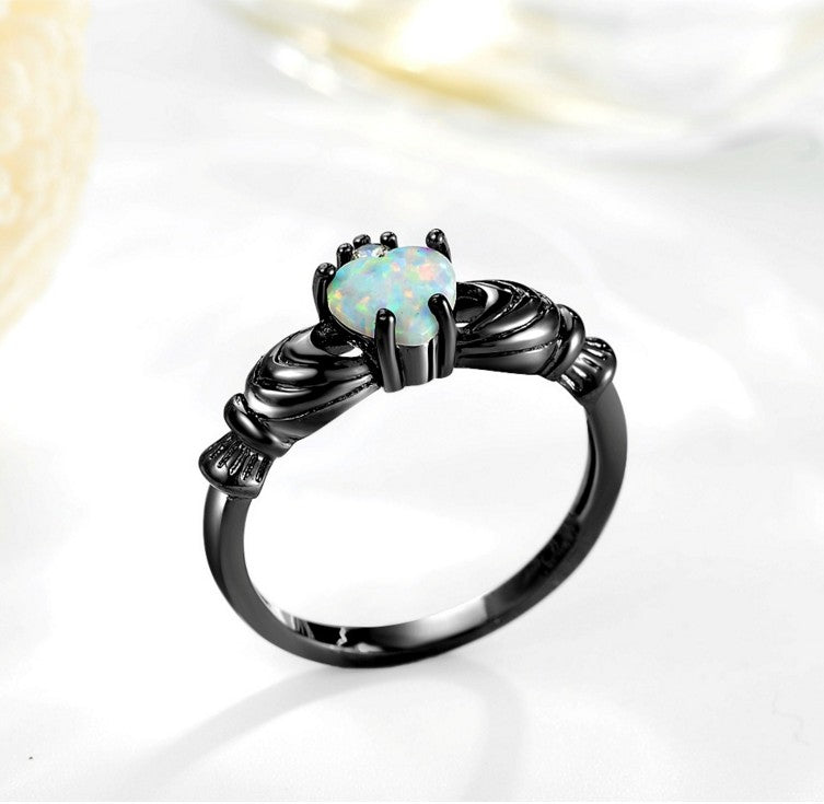 Herz-Opal-Kronen-Pistolen-Schwarzring