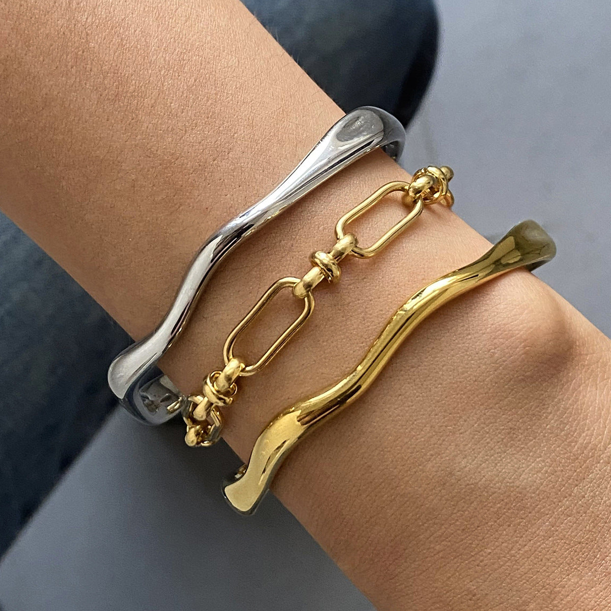 Pulsera clásica lisa de oro de 18 quilates