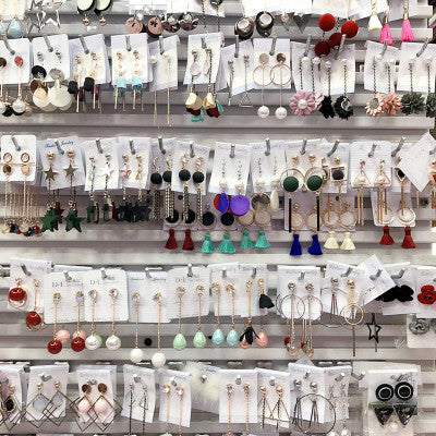 Koreanische Bogenquasten-Ohrringe asymmetrische Perlenblumen-Ohrringe