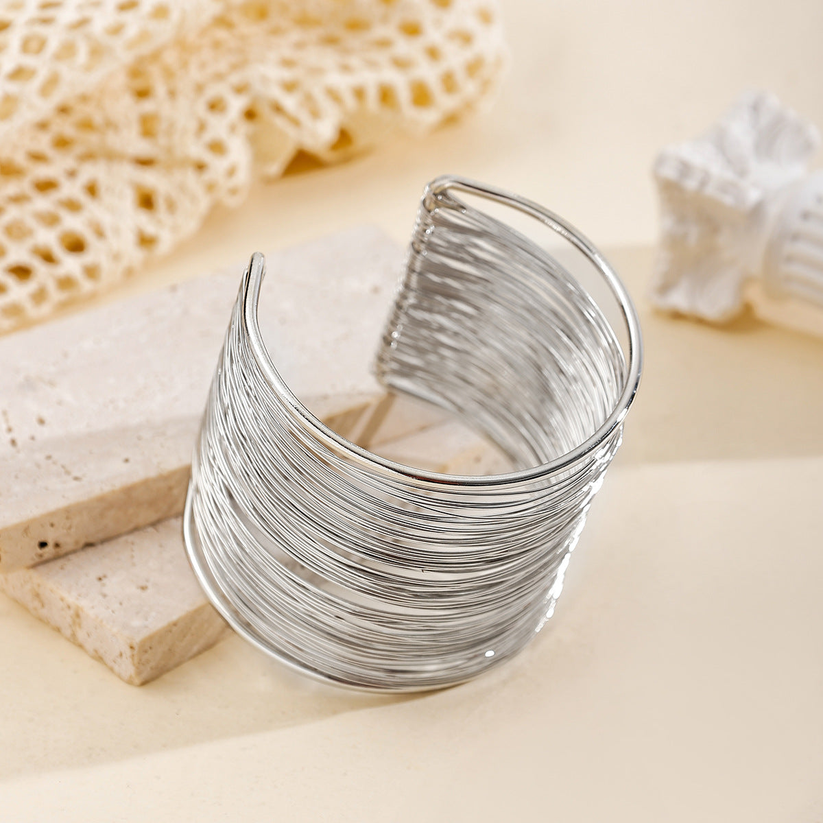 Brazalete abierto dorado exagerado de aleación para fundición a presión