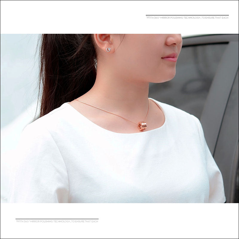 Collar destornillador de titanio oro rosa Collar con baño de oro de 18K en representación de P095