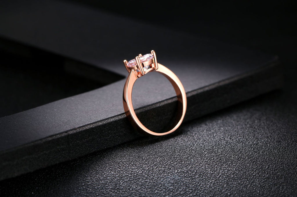 Anillo de oro rosado y circonita